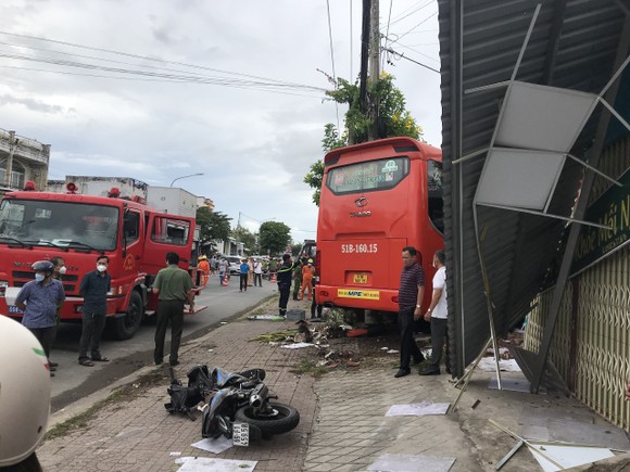Xe khách Phương Trang mất lái tông vào quán cà phê làm 1 người tử vong, 4 người bị thương ảnh 1