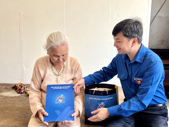 Chủ tịch Trung ương Hội sinh viên Việt Nam thăm, tặng quà đội hình 'Tiếp sức mùa thi' ảnh 2