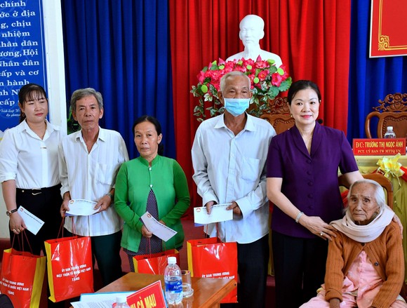 Lãnh đạo Ủy ban Trung ương MTTQ Việt Nam tặng quà gia đình chính sách tại Cà Mau ảnh 1