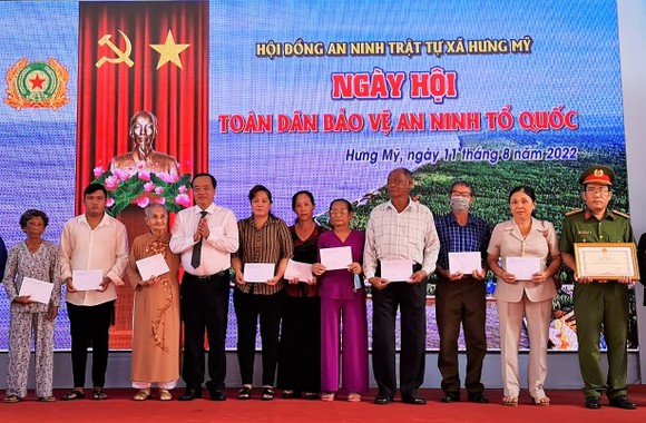 Bộ trưởng Bộ Công an Tô Lâm dự Ngày hội Toàn dân bảo vệ an ninh Tổ quốc tại Cà Mau ảnh 3