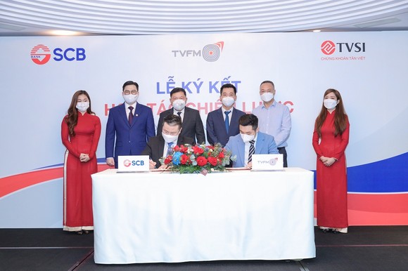 Ông Nguyễn Cửu Tính - Phó TGĐ SCB (bên trái) và Ông Nguyễn Trung Hiếu – TGĐ TVFM thực hiện nghi thức ký kết thỏa thuận hợp tác