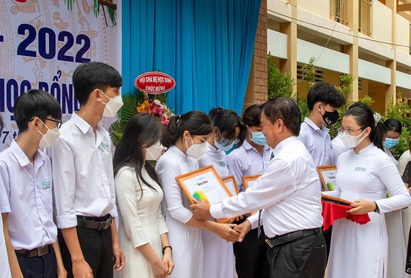Quỹ Hỗ trợ Giáo dục Lê Mộng Đào trao tặng 100 suất học bổng hiếu học tại Đồng Nai ảnh 1