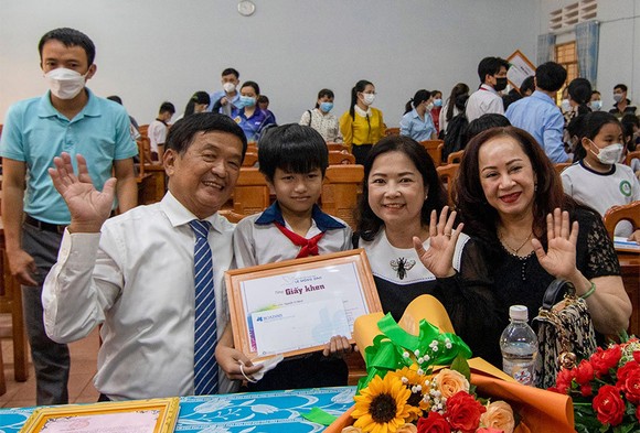 Quỹ Hỗ trợ Giáo dục Lê Mộng Đào trao tặng 100 suất học bổng hiếu học tại Đồng Nai ảnh 3