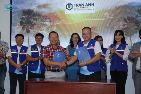 Trao tặng dự án thư viện lần thứ 13 'Tình ca Thiên Cấm sơn' ảnh 1
