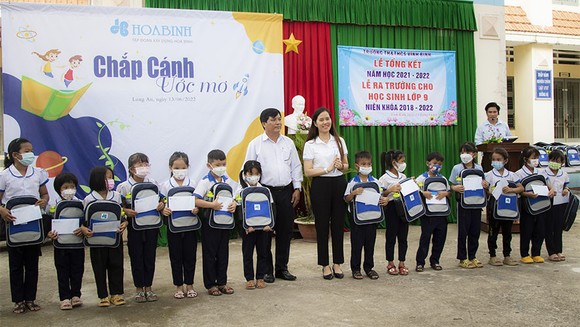 Hòa Bình trao tặng 315 phần quà Chắp cánh ước mơ đến trẻ em vùng biên ảnh 2
