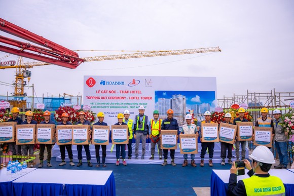 Hòa Bình vui mừng cất nóc tháp Hotel – công trình Lotte Mall Hà Nội, đạt 2 triệu giờ an toàn ảnh 3