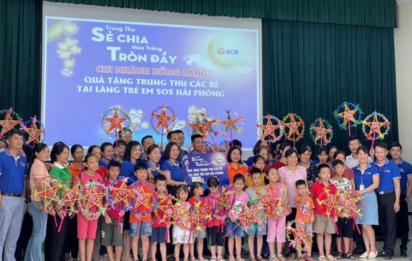 SCB tổ chức chương trình 'Trung thu sẻ chia - Mùa trăng tròn đầy' cho trẻ em có hoàn cảnh khó khăn ở nhiều tỉnh, thành ảnh 8