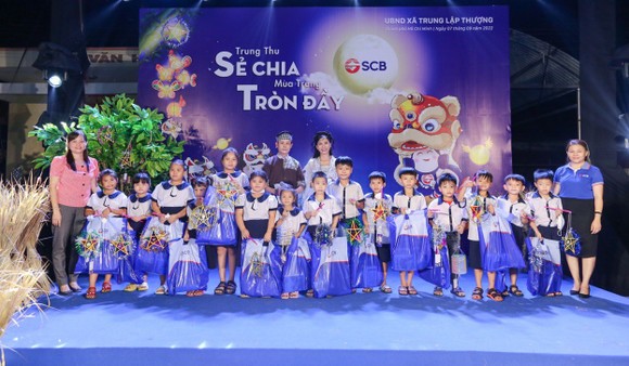 SCB tổ chức chương trình 'Trung thu sẻ chia - Mùa trăng tròn đầy' cho trẻ em có hoàn cảnh khó khăn ở nhiều tỉnh, thành ảnh 2