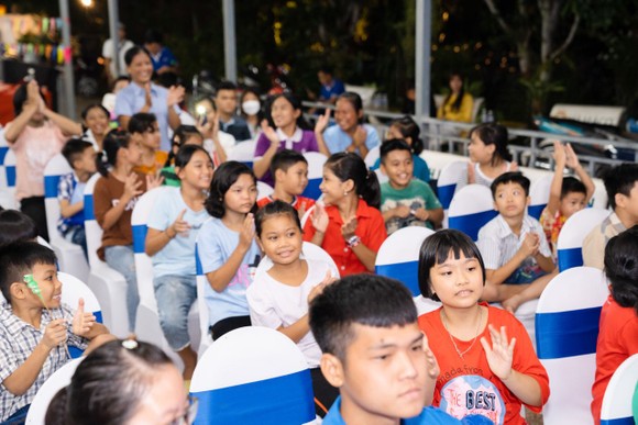 SCB tổ chức chương trình 'Trung thu sẻ chia - Mùa trăng tròn đầy' cho trẻ em có hoàn cảnh khó khăn ở nhiều tỉnh, thành ảnh 4