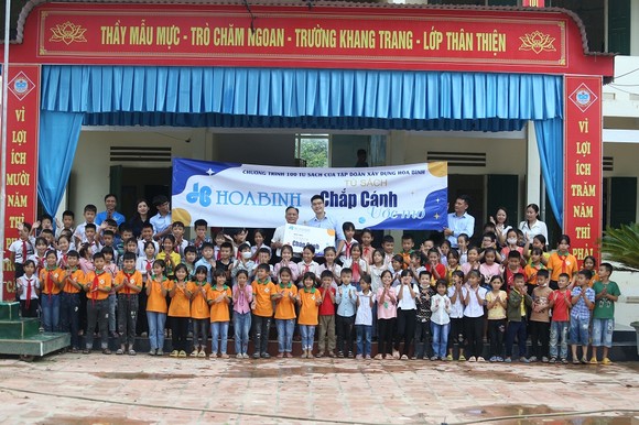 Tập đoàn Xây dựng Hòa Bình trao tặng 100 tủ sách trong chương trình “Chắp cánh ước mơ” ảnh 3