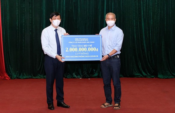Bộ trưởng Nguyễn Thanh Long thay mặt ngành y tế tiếp nhận hỗ trợ 2 tỷ đồng mua vaccine phòng Covid-19 từ Dược Hậu Giang
