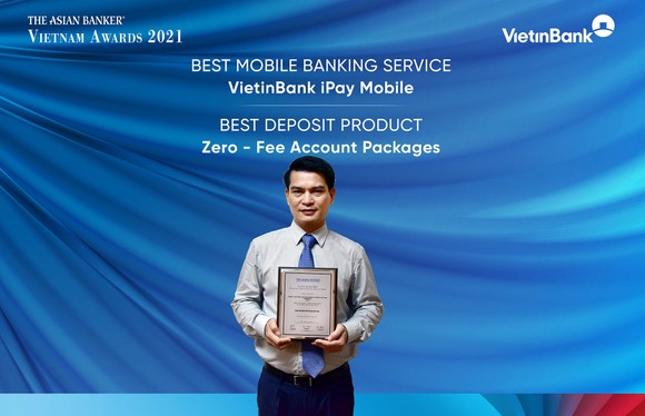 Ông Đàm Hồng Tiến - Giám đốc khối bán lẻ VietinBank vinh dự nhận 2 Giải thưởng “Dịch vụ ngân hàng di động tốt nhất - VietinBank iPay Mobile”
