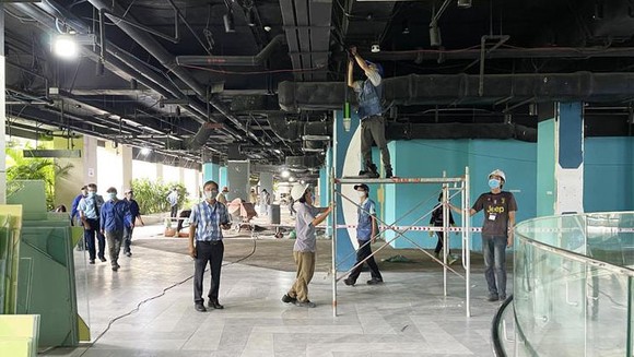Hiện các công nhân đang nhanh chóng hoàn thành việc cải tạo bệnh viện dã chiến tại Thuận Kiều Plaza