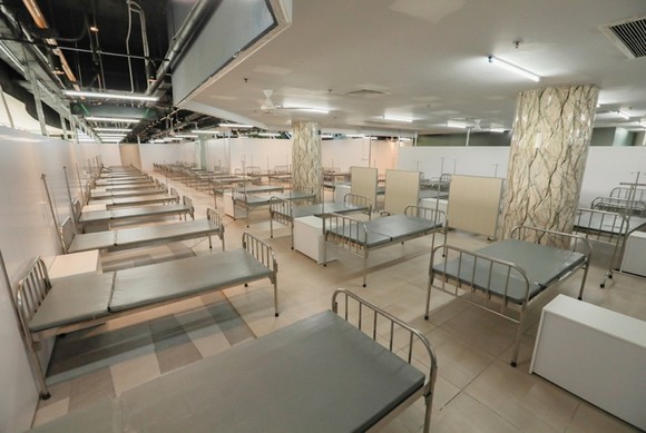 Bệnh viện gồm 3 tầng với tổng diện tích hơn 30.000m², quy mô gần 1.000 giường bệnh, chuyên tiếp nhận điều trị các bệnh nhân Covid-19 (F0) nhẹ hoặc không có triệu chứng