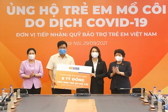 Bà Ninh Thị Lan Phương, Phó Tổng Giám đốc SHB trao hỗ trợ 8 tỷ đồng cho Quỹ bảo trợ trẻ em Việt Nam nhằm hỗ trợ 1.600 trẻ em mồ côi trong đại dịch Covid-19 trên cả nước