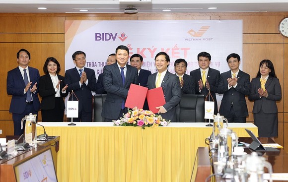 Ông Lê Ngọc Lâm, Tổng Giám đốc BIDV và ông Chu Quang Hào, Tổng Giám đốc Vietnam Post đại diện hai đơn vị ký kết thỏa thuận hợp tác