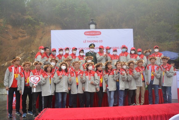 Đoàn Dai-ichi Life Việt Nam chụp hình lưu niệm tại Cột cờ Lũng Cú, Hà Giang