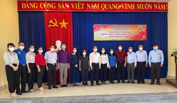 Đại điện Thành Đoàn TPHCM và đại diện VWS thăm hỏi, tặng quà cho các gia đình chính sách ở xã Quới Sơn