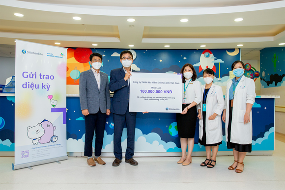 Shinhan Life Việt Nam hỗ trợ bệnh nhi ung thư máu