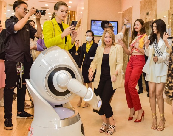 Dàn người đẹp HHHV trải nghiệm và phấn khởi trước Robot OPBA của Nam A Bank 