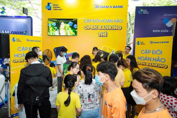 Công nhân tại Khu chế xuất Tân Thuận hào hứng trải nghiệm sản phẩm dịch vụ Nam A Bank tại hoạt động "Phiên chợ không tiền mặt"