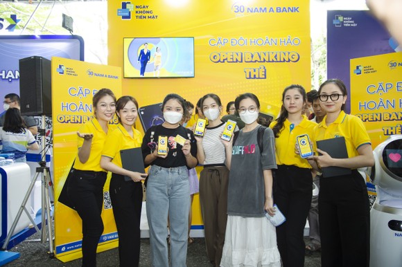Khách hàng hào hứng với thanh toán 'Một chạm' tại 'Ngày không tiền mặt' ảnh 2