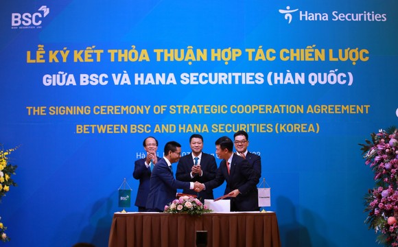 Đại diện lãnh đạo BSC và Hana Securities bắt tay sau khi ký thỏa thuận hợp tác chiến lược