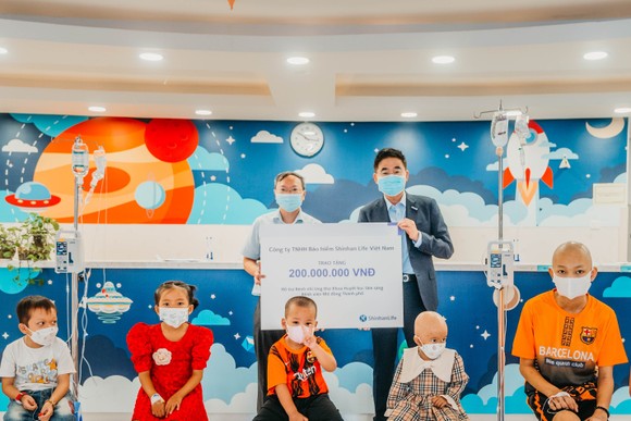 Lần trao tài trợ cho bệnh nhi ung thư máu này là lần thứ 2 của Shinhan Life Việt Nam kể từ lần đầu tiên vào tháng 4