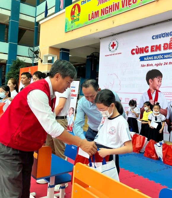 Hành trình 'Cùng em đến trường' của Prudential đến với học sinh nghèo vượt khó tại các quận 7, Tân Bình và Phú Nhuận ảnh 1