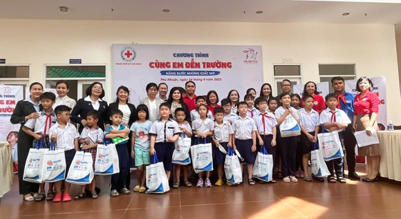 Hành trình 'Cùng em đến trường' của Prudential đến với học sinh nghèo vượt khó tại các quận 7, Tân Bình và Phú Nhuận ảnh 2