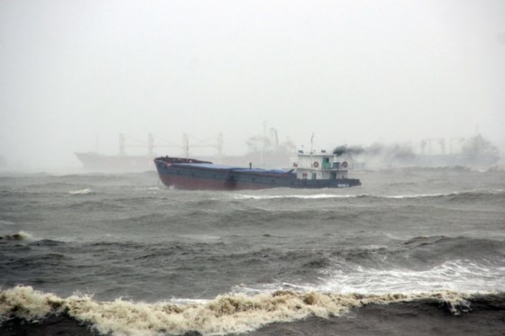 Hàng loạt tàu cá, tàu hàng bị sóng biển đánh dạt về bãi tắm Quy Nhơn