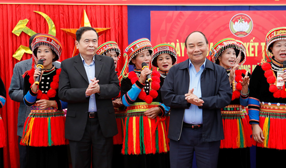 Dự ngày hội đại đoàn kết, Thủ tướng selfie cùng bà con người Dao  ​ ảnh 1