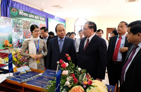 Thủ tướng: “Hôm nay tôi đi bán hàng cho các đồng chí” ảnh 1