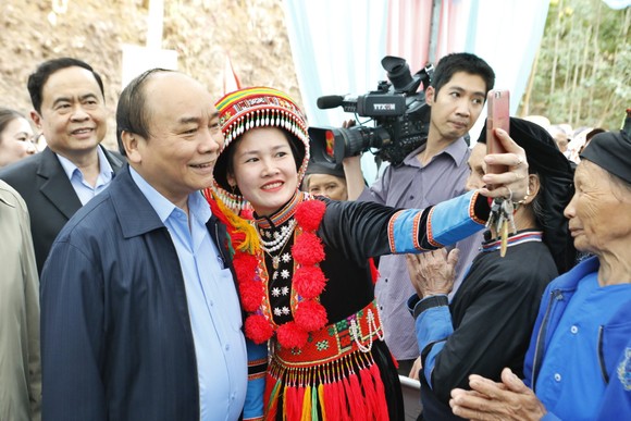 Dự ngày hội đại đoàn kết, Thủ tướng selfie cùng bà con người Dao  ​ ảnh 2