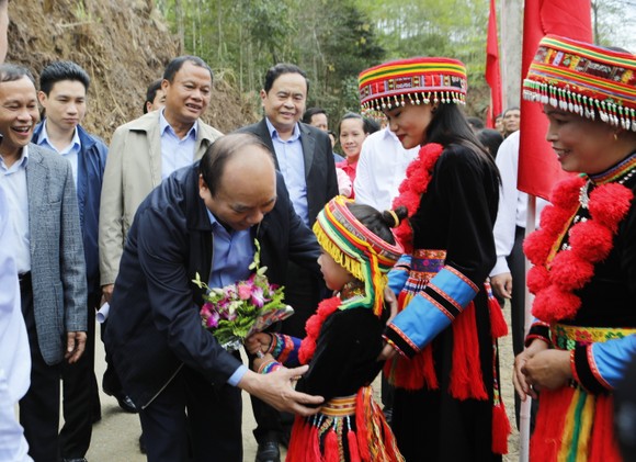 Dự ngày hội đại đoàn kết, Thủ tướng selfie cùng bà con người Dao  ​ ảnh 3