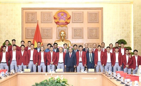 Thủ tướng chụp ảnh lưu niệm với đội tuyển bóng đá Olympic Việt Nam
