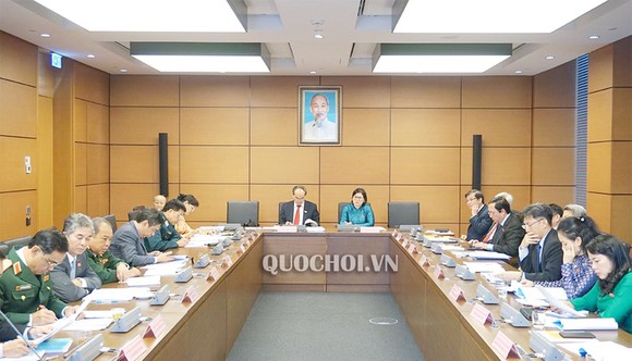 ĐBQH đề nghị sớm hình thành 2 trung tâm tài chính tại Hà Nội và TPHCM ảnh 1