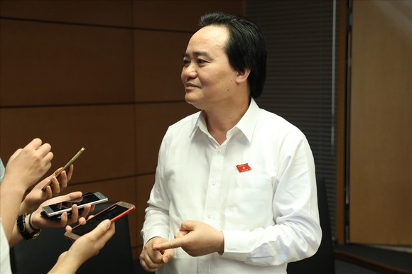 Bộ trưởng Phùng Xuân Nhạ trả lời bên hành lang Quốc hội