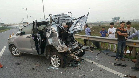 Hiện trường vụ xe đầu kéo container tông ôtô Innova đi lùi trên cao tốc khiến 4 người tử vong. Nguồn: VTC