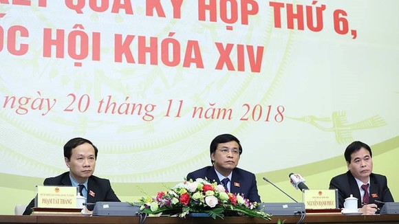 Ông Nguyễn Hạnh Phúc (giữa) chủ trì họp báo