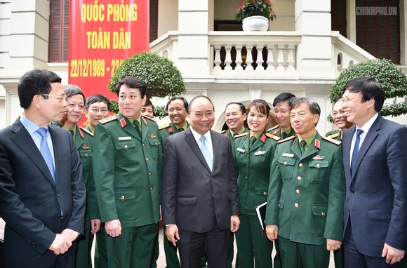 Thủ tướng thăm Báo Quân đội Nhân dân. Ảnh: VGP