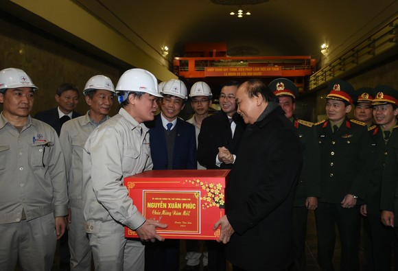 Thủ tướng Nguyễn Xuân Phúc động viên công nhân