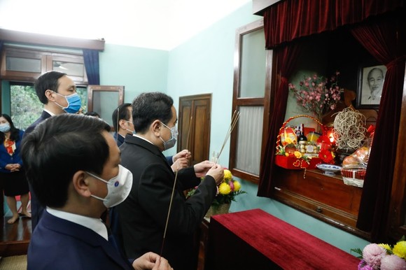 Đồng chí Trần Thanh Mẫn đã đến dâng hương, tưởng nhớ Chủ tịch Hồ Chí Minh tại Nhà 67 
