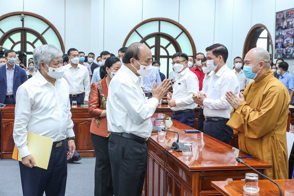 Chủ tịch nước Nguyễn Xuân Phúc thăm hỏi đại biểu. Ảnh: VIẾT CHUNG