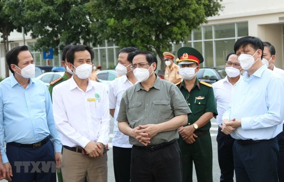 Thủ tướng Phạm Minh Chính cùng lãnh đạo Bộ, ngành Trung ương kiểm tra phòng chống dịch Covid-19 tại TPHCM. Ảnh: TTXVN