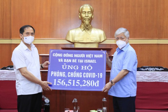 Tiếp nhận ủng hộ phòng chống dịch Covid-19 của đồng bào Việt Nam ở nước ngoài
