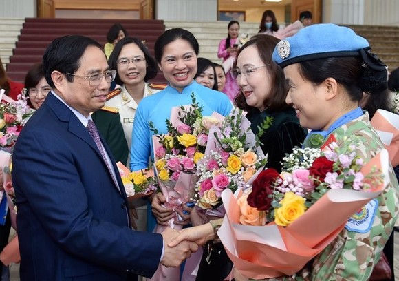Thủ tướng Phạm Minh Chính gặp mặt đại diện các tầng lớp phụ nữ nhân Ngày Phụ nữ Việt Nam 20-10. Ảnh: VIẾT CHUNG