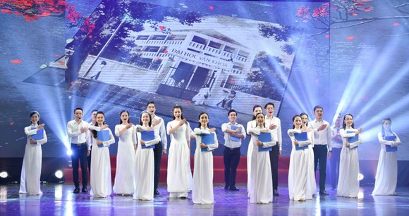 Ca khúc "Bài ca về mái trường" của nhạc sĩ Nguyễn Ngọc Thịnh mở màn buổi lễ trao giải 