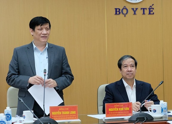 Bộ trưởng Bộ Y tế Nguyễn Thanh Long phát biểu tại cuộc họp