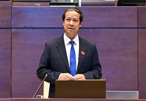 Bộ trưởng Bộ GD-ĐT Nguyễn Kim Sơn trả lời chất vấn. Ảnh: VIẾT CHUNG